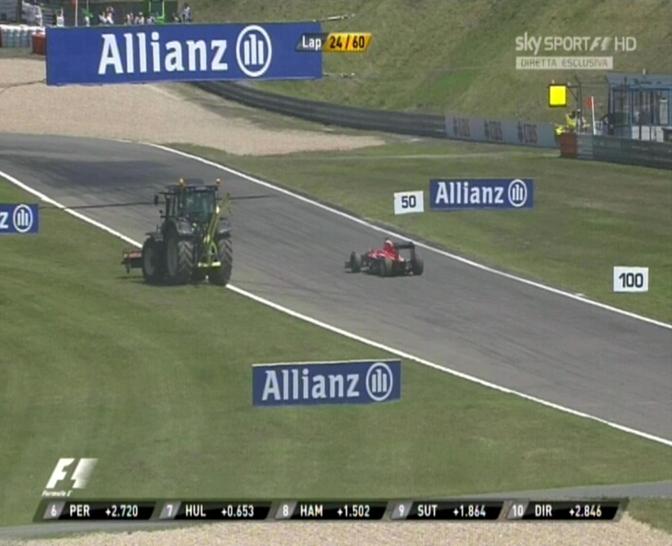 La Marussia di Bianchi, senza il pilota in auto, per effetto della pendenza torna in pista: Bianchi aveva dimenticato di fermarla... Ansa-Sky